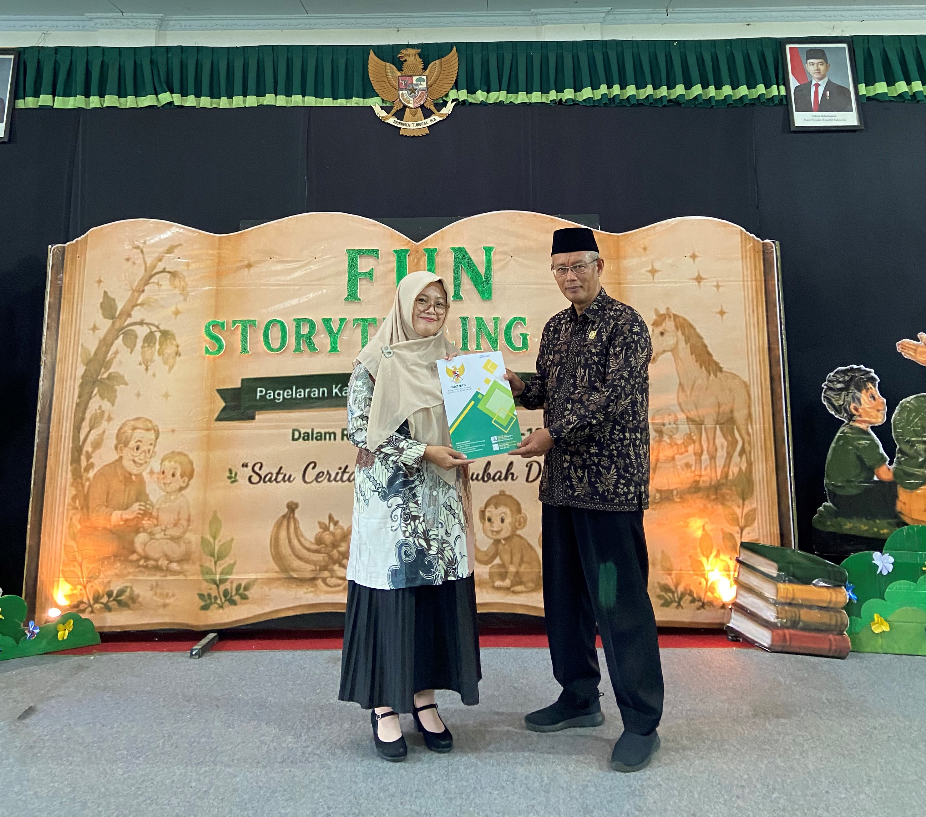 Penyerahan Santunan Anak Yatim pada Pagelaran Karya Fun Storytelling Day Program Studi PIAUD 